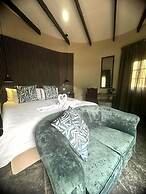 Shangri-La Country Hotel