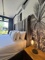 Shangri-La Country Hotel