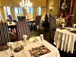 Shangri-La Country Hotel