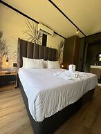 Shangri-La Country Hotel