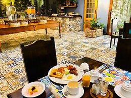 Shangri-La Country Hotel