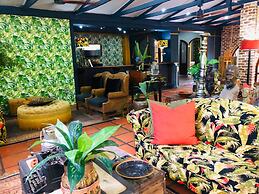 Shangri-La Country Hotel