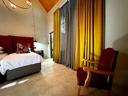 Shangri-La Country Hotel