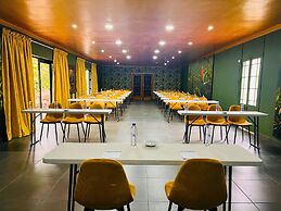 Shangri-La Country Hotel