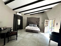 Shangri-La Country Hotel