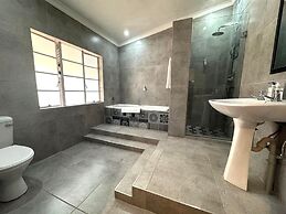 Shangri-La Country Hotel