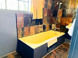 Shangri-La Country Hotel