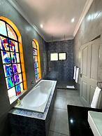 Shangri-La Country Hotel