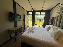 Shangri-La Country Hotel