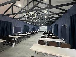 Shangri-La Country Hotel