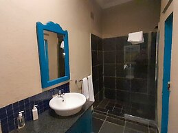 Shangri-La Country Hotel