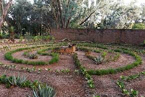 Shangri-La Country Hotel