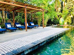 Shangri-La Country Hotel