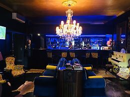 Shangri-La Country Hotel