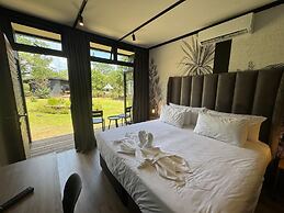 Shangri-La Country Hotel