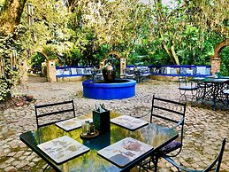 Shangri-La Country Hotel