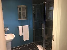 Shangri-La Country Hotel