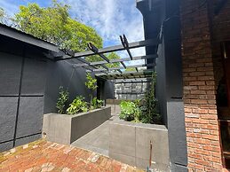 Shangri-La Country Hotel