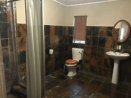 Shangri-La Country Hotel