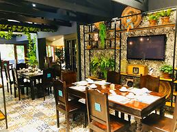 Shangri-La Country Hotel