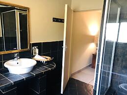 Shangri-La Country Hotel