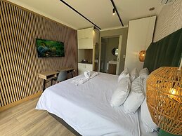 Shangri-La Country Hotel