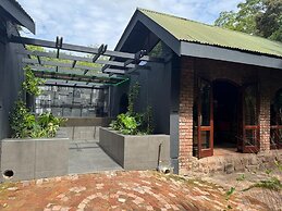 Shangri-La Country Hotel