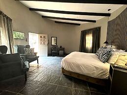 Shangri-La Country Hotel