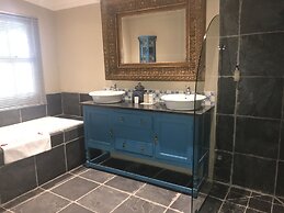 Shangri-La Country Hotel