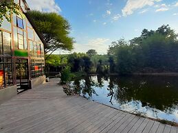 Shangri-La Country Hotel