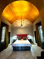 Shangri-La Country Hotel