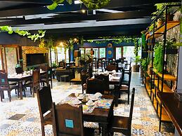 Shangri-La Country Hotel