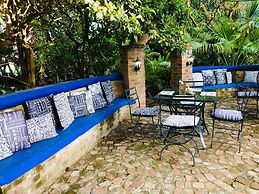 Shangri-La Country Hotel