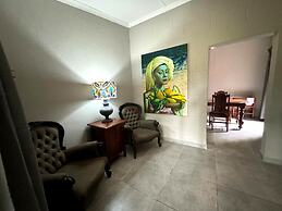 Shangri-La Country Hotel