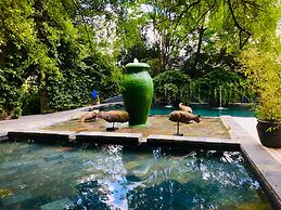 Shangri-La Country Hotel