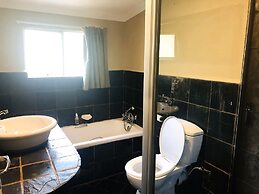 Shangri-La Country Hotel