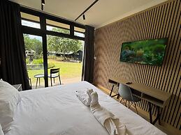 Shangri-La Country Hotel