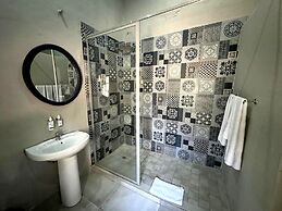 Shangri-La Country Hotel