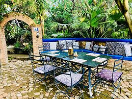 Shangri-La Country Hotel