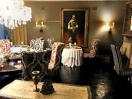 Shangri-La Country Hotel