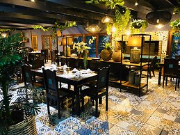 Shangri-La Country Hotel