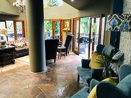 Shangri-La Country Hotel