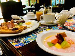 Shangri-La Country Hotel