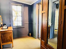 Shangri-La Country Hotel