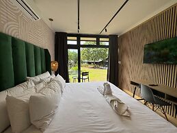 Shangri-La Country Hotel