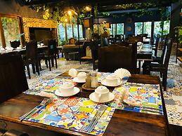 Shangri-La Country Hotel