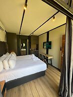 Shangri-La Country Hotel