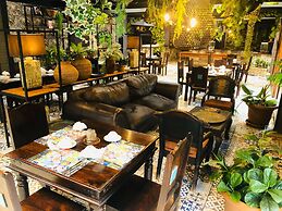 Shangri-La Country Hotel