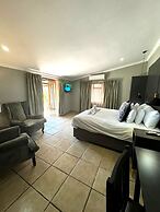 Shangri-La Country Hotel