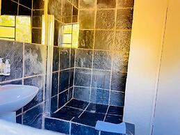 Shangri-La Country Hotel